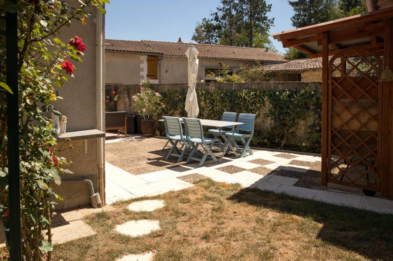 Une Belle Maison Dans Un Havre De Paix Montamisé Extérieur photo